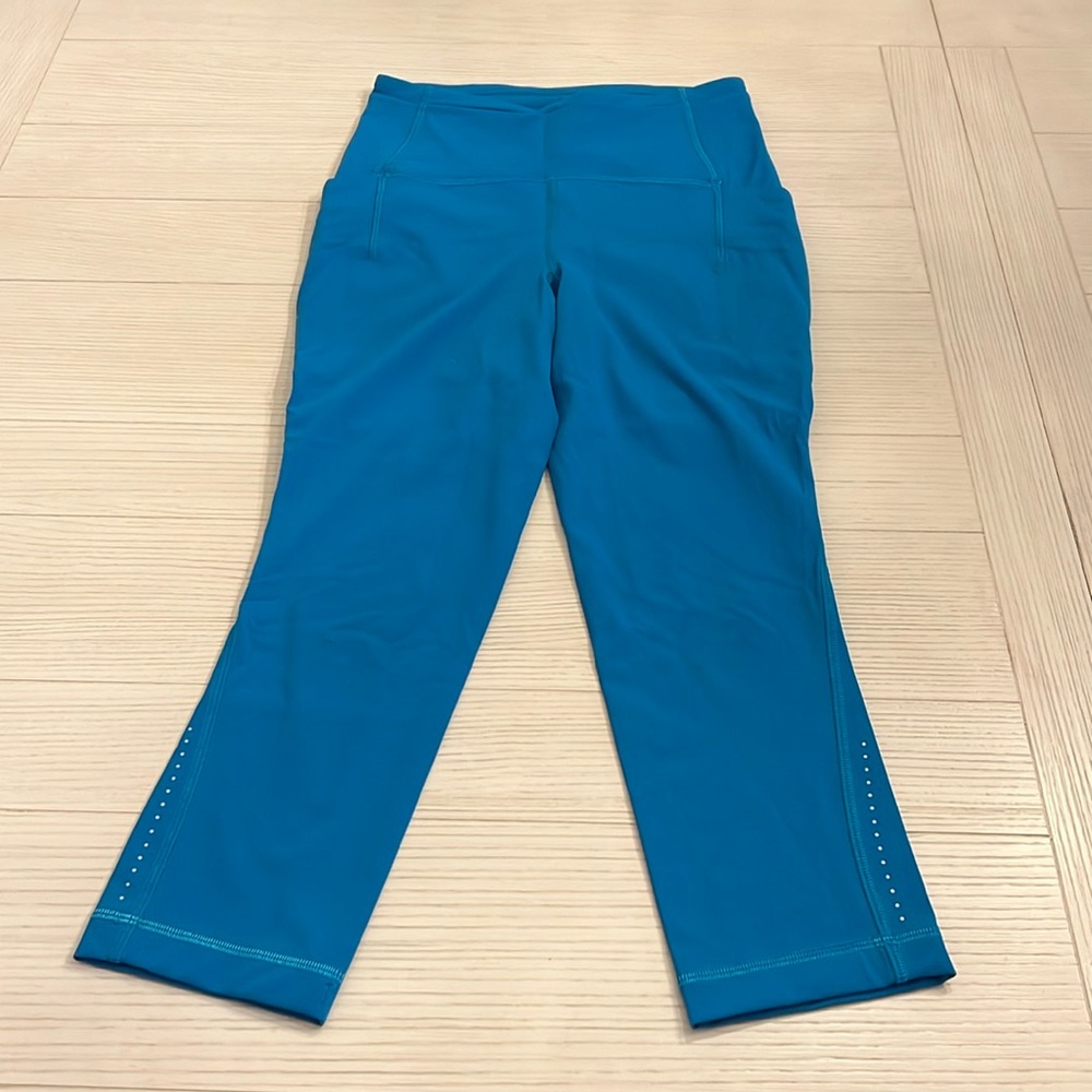 Lululemon cropped blue leggings with pockets. Size 2. EUC